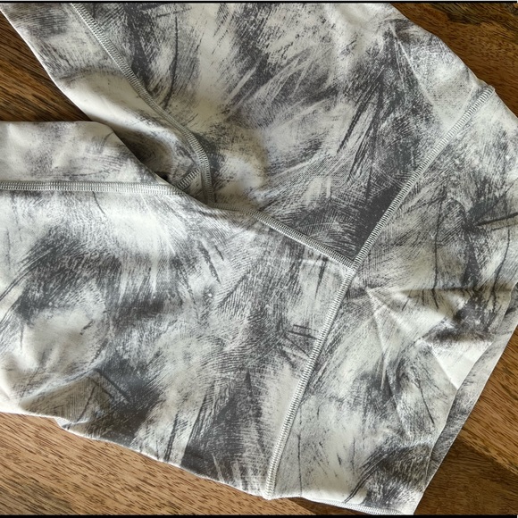 ✨LULULEMON 23” CROPPED LEGGINGS - Size 4 - Picture 3 of 4